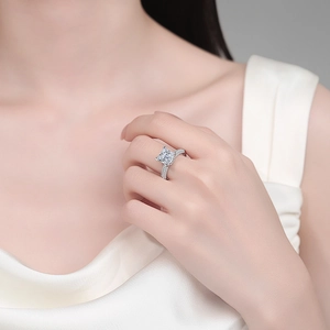 Bague élégante en argent 925 avec moissanite taille princesse sur une main féminine