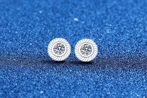 Détail macro des boucles d'oreilles en argent 925 torsadé avec pierre moissanite