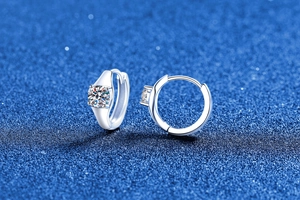 Vue macro des créoles en argent sterling S925 avec des pierres de moissanite brillantes