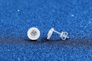 Vue détaillée des boucles d'oreilles tissées en argent 925 avec moissanite brillante