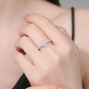 Bague scintillante en argent S925 avec trèfle étoilé en moissanite sur le doigt d'une femme