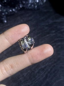 Gros plan de boucles d'oreilles en argent 925 et moissanite montrant l'éclat et le feu