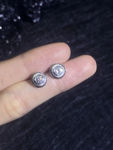 Vue macro de boucles d'oreilles torsadées en argent 925 avec une pierre brillante moissanite