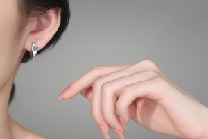 Gros plan d'une boucle d'oreille moissanite en argent S925 portée par un mannequin