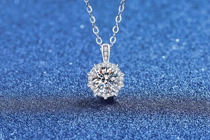 Macro d'un collier en argent 925 avec pendentif en moissanite ronde au design de style halo