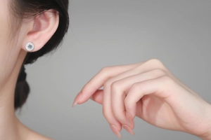 Détail d'une boucle d'oreille en argent 925 avec moissanite et texture torsadée