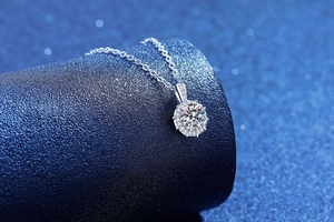 Gros plan détaillé du pendentif halo en moissanite et argent s925 avec un éclat étincelant