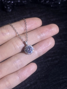 Vue détaillée du collier en argent S925 avec pendentif rond en moissanite étincelant