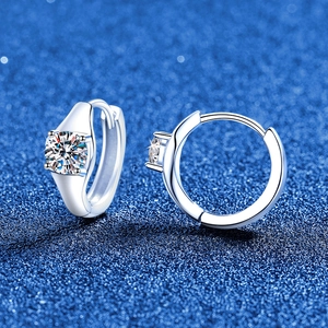 Créoles en argent massif S925 et moissanite avec pierres brillantes sur fond bleu scintillant