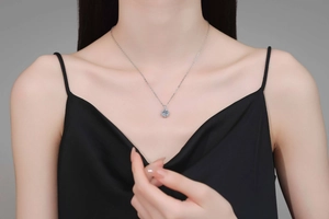 Gros plan d'un collier halo en argent S925 avec un pendentif en moissanite ronde