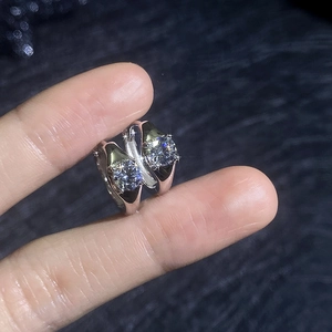 Élégantes créoles en argent sterling S925 avec moissanite ronde de taille brillant