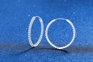Détail des boucles d'oreilles créoles en argent S925 pavées de pierres de moissanite