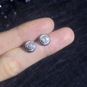 Boucles d'oreilles clous en argent 925 avec moissanite et bordure corde torsadée