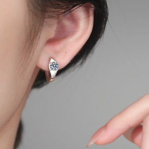 Élégantes créoles en argent sterling 925 avec moissanite portées de près par un mannequin