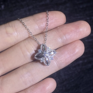 Elegant S925 sterling silver four-leaf clover pendant necklace with moissanite crystals