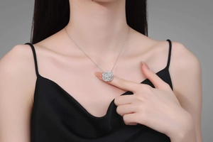 Vue détaillée du pendentif camélia en argent sterling avec moissanite étincelante