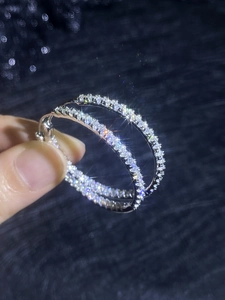 Vue macro de créoles en argent S925 serties de pierres moissanites étincelantes