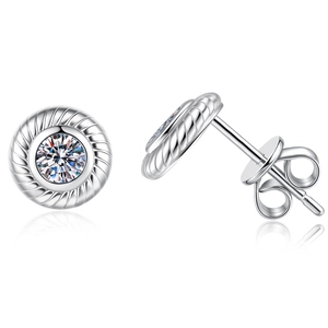 Puces d'oreilles vintage en argent 925 avec moissanite et bordure tressée sur fond blanc