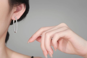 Gros plan de grandes créoles en argent S925 avec sertissage pavé et cristaux brillants