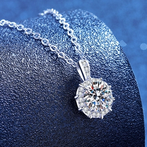 Élégant collier halo en argent s925 moissanite avec pendentif rond brillant