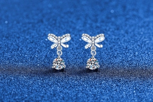 Vue détaillée des boucles d'oreilles nœud en argent S925 avec pendentifs en moissanite