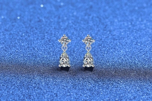 Vue macro des boucles d'oreilles goutte en argent S925 avec pierres de moissanite pure