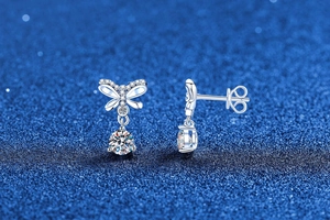 Gros plan de boucles d'oreilles nœud en argent S925 avec détails en moissanite étincelante