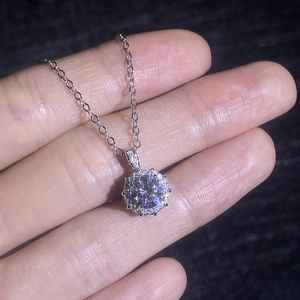 Collier pendentif halo en argent sterling S925 avec moissanite étincelante de taille ronde