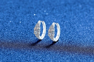 Gros plan de créoles en argent sterling S925 serties de pierres de moissanite brillantes
