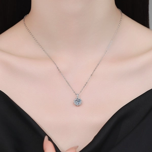 Élégant collier en argent sterling S925 avec pendentif moissanite et design halo rond