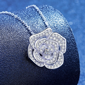 Élégant collier camélia en argent S925 avec des pierres de moissanite pavées scintillantes