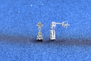 Vue macro des boucles d'oreilles en argent S925 avec moissanite en forme de goutte