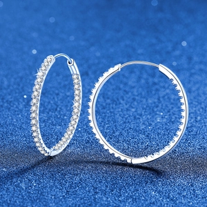 Créoles de luxe en argent sterling S925 avec moissanite sur un fond bleu foncé élégant