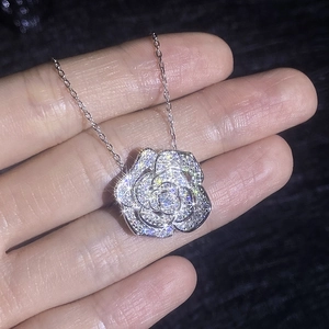 Collier avec pendentif fleur de camélia en argent S925 serti de moissanite brillante