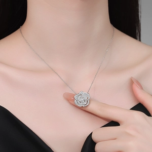 Élégant collier camélia en argent sterling S925 serti de pierres de moissanite brillantes