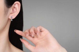 Gros plan de boucles d'oreilles goutte en argent S925 avec moissanite sur l'oreille