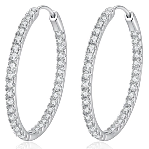 Boucles d'oreilles créoles S925 en argent avec moissanite pavée sur fond blanc brillant