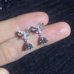 Boucles d'oreilles nœud en argent S925 avec moissanite ronde à la coupe brillante éclatante