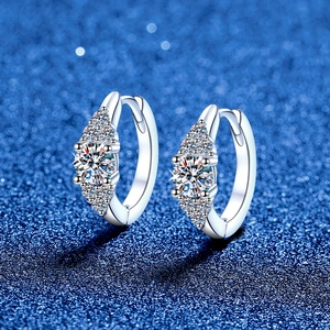 Élégantes boucles d'oreilles en argent S925 avec pierres de moissanite au design étoilé