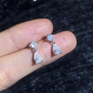 Élégantes boucles d'oreilles poire en argent S925 et moissanite avec sertissage à quatre griffes