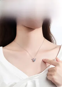 Gros plan du collier en argent S925 avec pendentif cœur et bois de cerf sur un mannequin