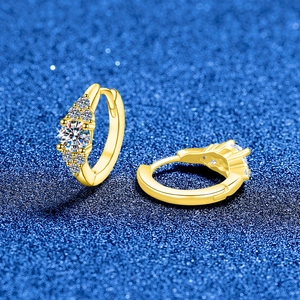 Élégantes créoles en argent S925 doré avec des pierres de moissanite rondes et brillantes