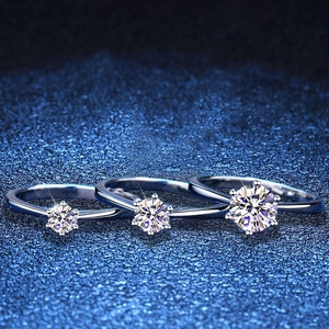 Bagues en argent S925 avec moissanite à six griffes en trois tailles sur fond bleu