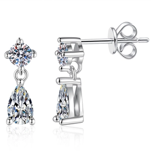 Boucles d'oreilles pendantes en argent S925 avec moissanite poire sur fond blanc