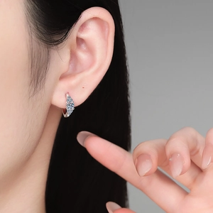 Boucles d'oreilles créoles en argent 925 avec moissanite brillante sur le modèle