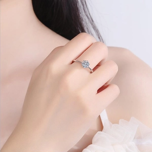 Bague classique en argent S925 à six griffes avec une pierre de moissanite brillante