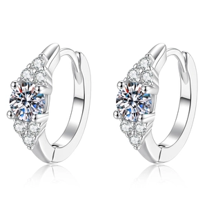 Boucles d'oreilles huggie en argent S925 avec moissanite et pierres d'accentuation