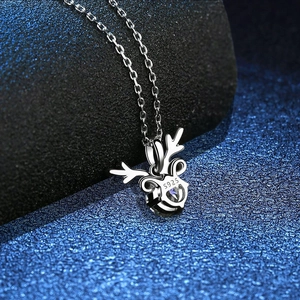 Collier en argent S925 avec pendentif bois de cerf et moissanite ronde étincelante