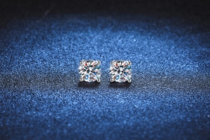 Λήψη macro από σκουλαρίκια ασήμι S925 με πέτρες moissanite σε δέσιμο τεσσάρων δοντιών