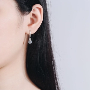 Orecchino a goccia in argento S925 con una brillante pietra moissanite da un carato